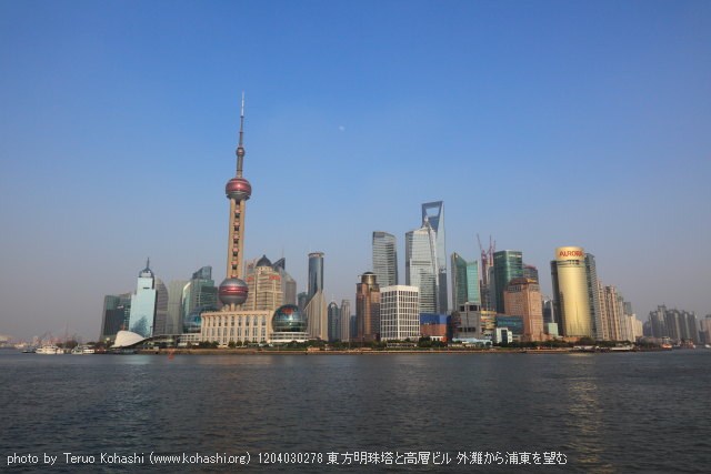 上海と無錫 撮影: 2012年3月~4月 1204030278 東方明珠塔と高層ビル 外灘から浦東を望む photo